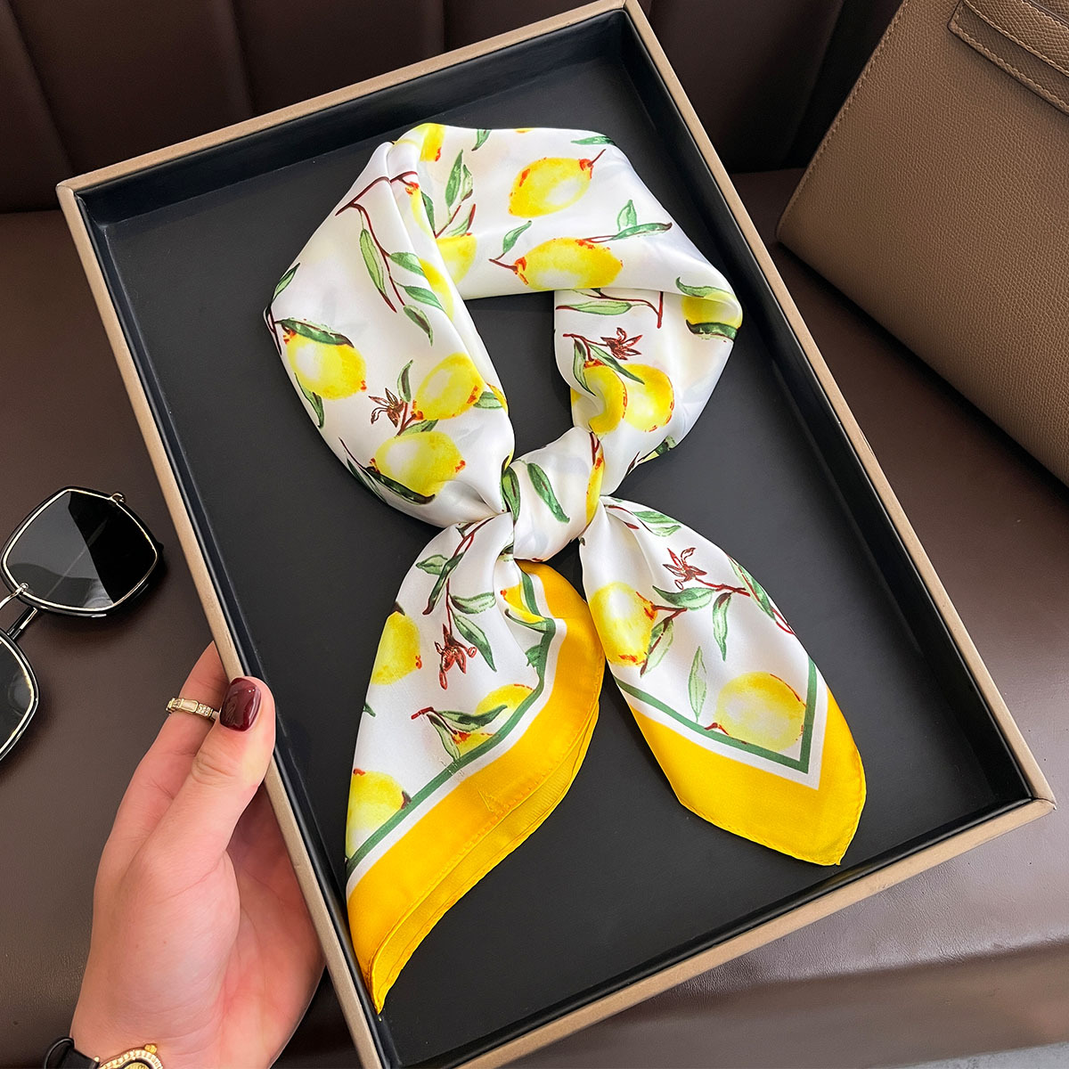 Luxury Bags Yellow - Lenço de seda quadrado com estampa